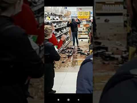 РАЗБИЛ ВСЮ ВИТРИНУ С АЛКОГОЛЕМ