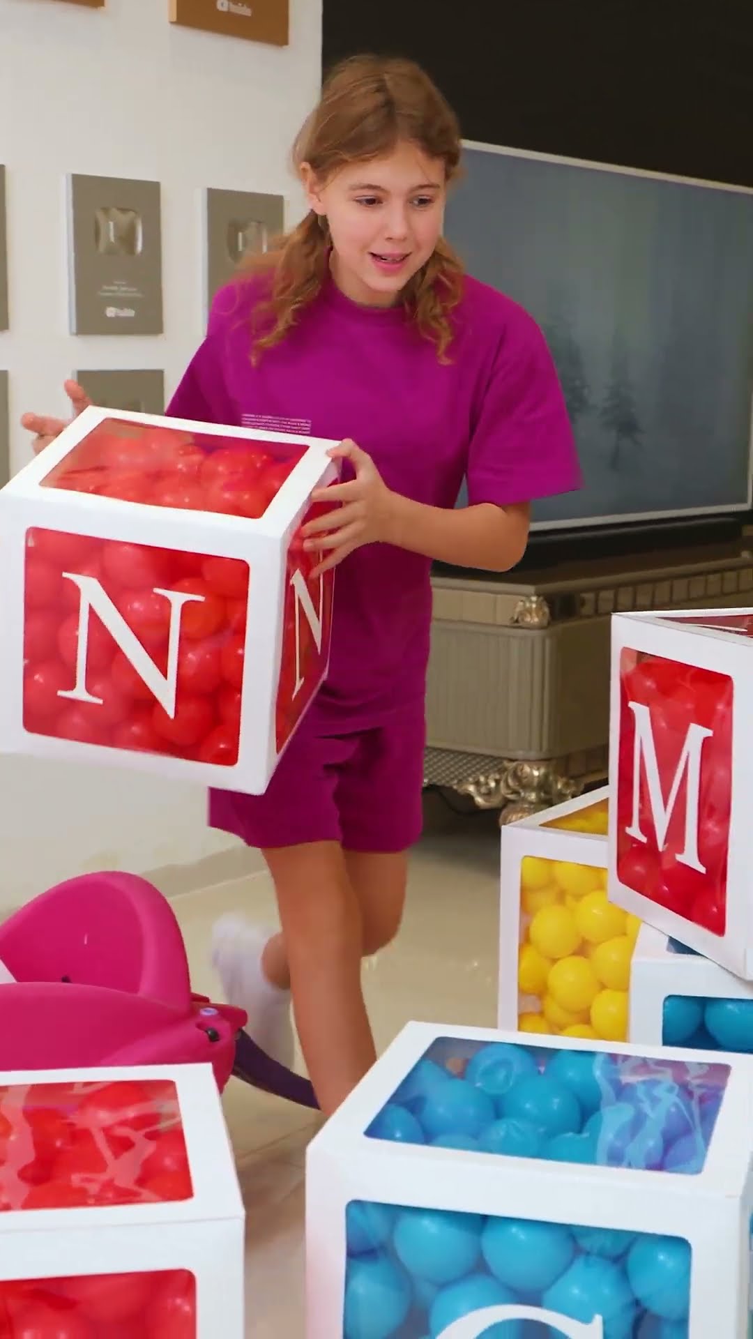 Maria and Eva found the letters of the Alphabet
