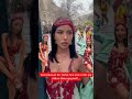 Бакинка вышла на улицу в наряде из мяса 