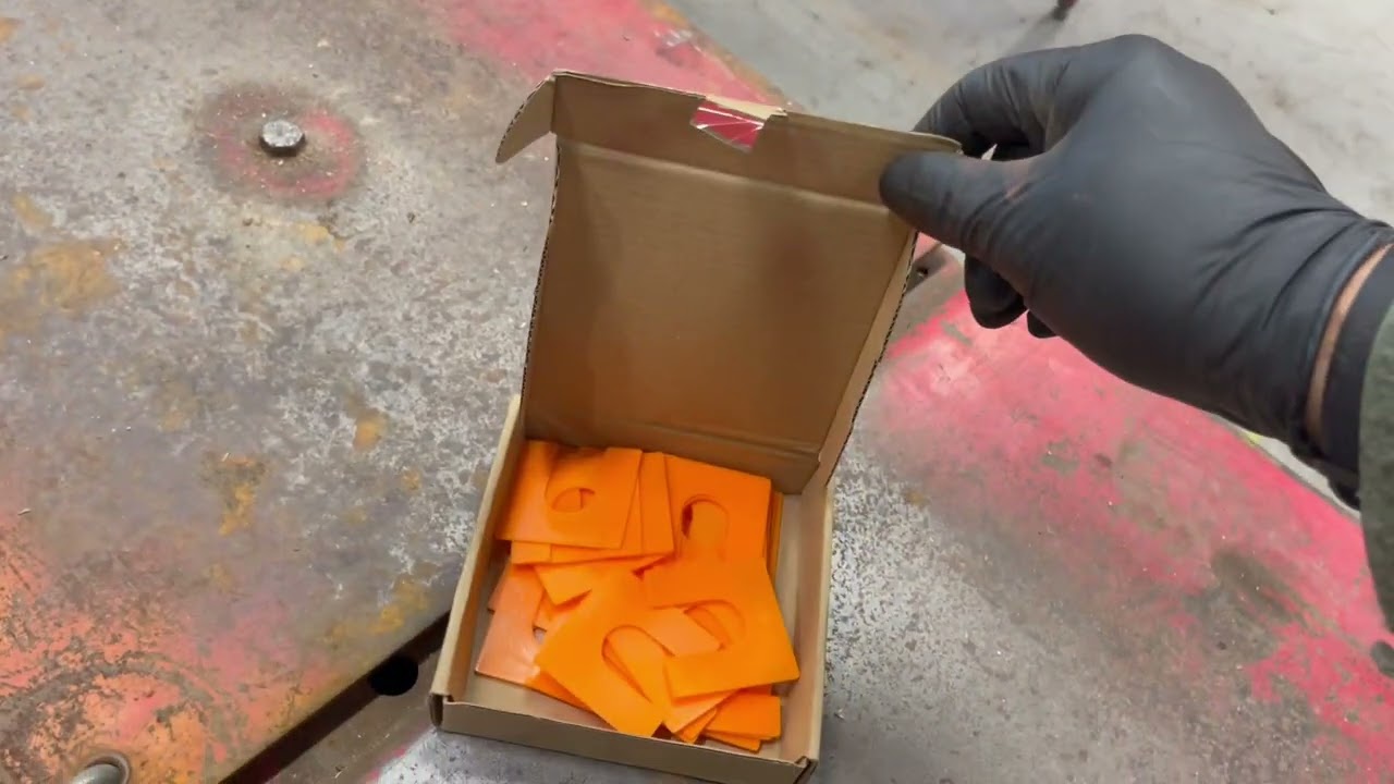 Выравнивание 4-стоечного подъемника с помощью тросов, обеспечивающее вертикальность опор и высоку...