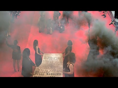 بدون تعليق: ناشطات تقتحمن سجادة مهرجان كان الحمراء بلافتة تحمل أسماء ضحايا جرائم قتل النساء بفرنسا
