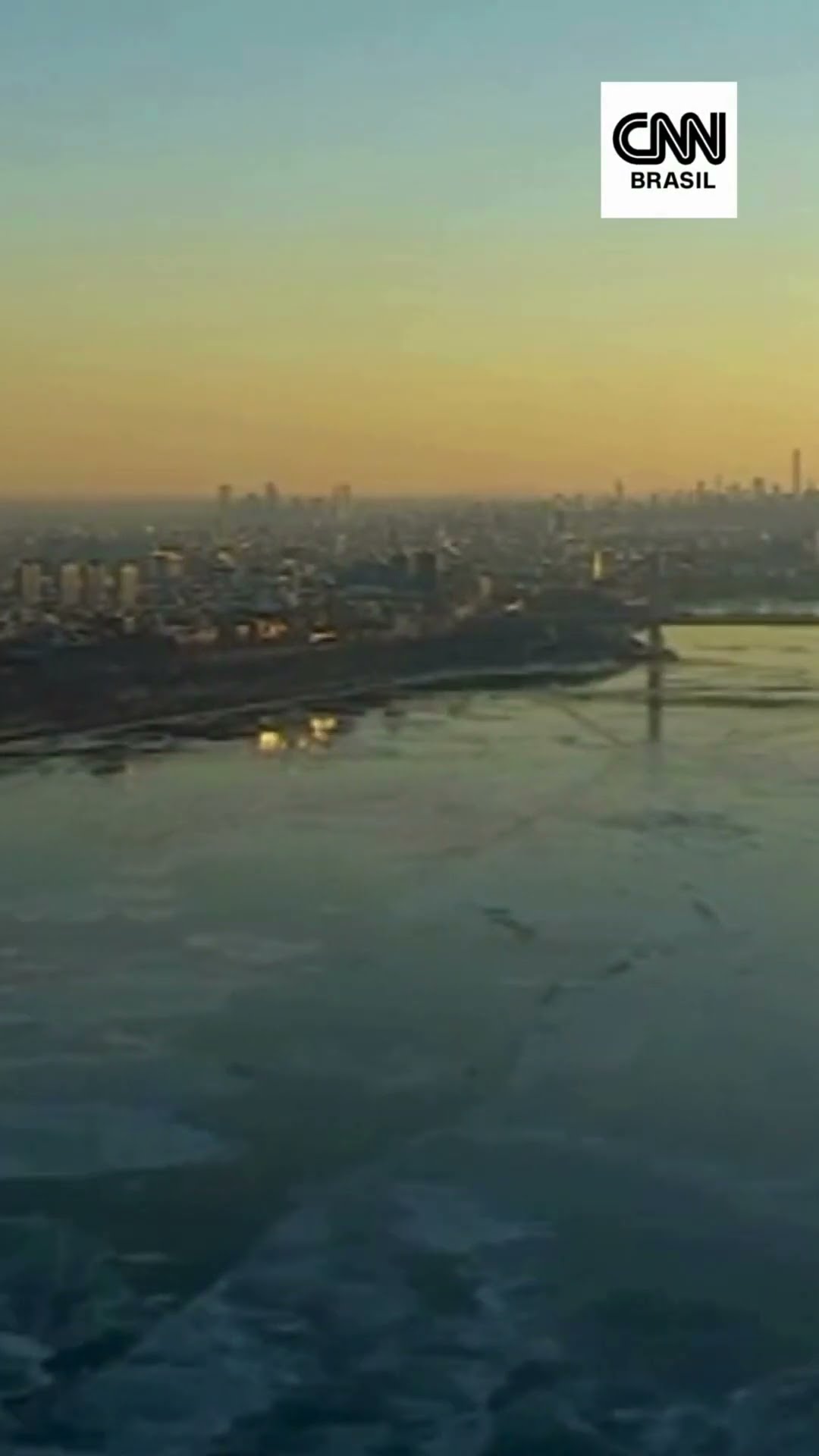 Inverno em Nova York: frio congela partes do rio Hudson #Shorts