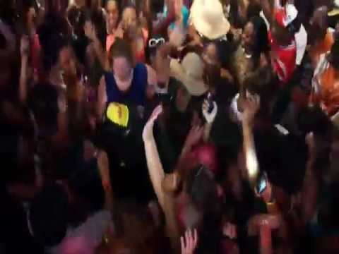 Missy Elliott Jumps In The Crowd! (Z104's Shaggfest 2012) – Virginia Beach