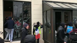 Video | Sarı Yelekliler Paris'te Starbucks kafeye saldırdı