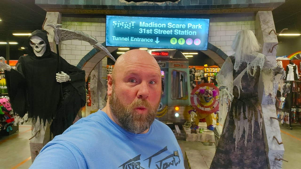 Я посещаю флагманский магазин Spirit Halloween в городке Эгг-Харбор, штат Нью-Джерси, чтобы увиде...