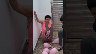 Com Minha Mãe, Desafio Quem Estourar As Bexigas Com O Bumbum Ganha