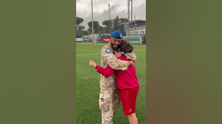 Torna da una missione militare e fa una sorpresa al figlio all'allenamento del Forlì