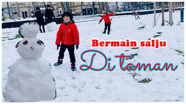 Bermain salju di taman depan rumah