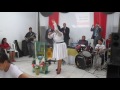 Cantora canta e a igreja pega fogo