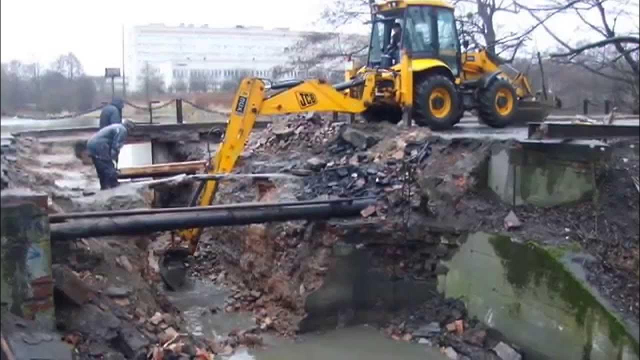 Экскаватор грузит видео. Трактор копает песок камаз. Ек-14 экскаватор. Экскаватор грузит. Планировка участка фронтальным погрузчиком.