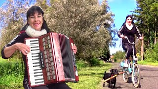 Wiesia gra na akordeonie piękną melodię i spacer z pieskiem