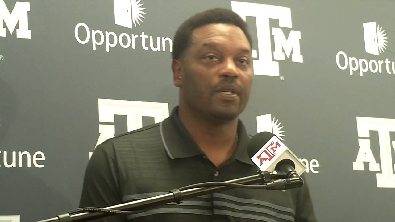 Kevin Sumlin reacts to Texas A&M player flipping off Aggie fans at halftime
