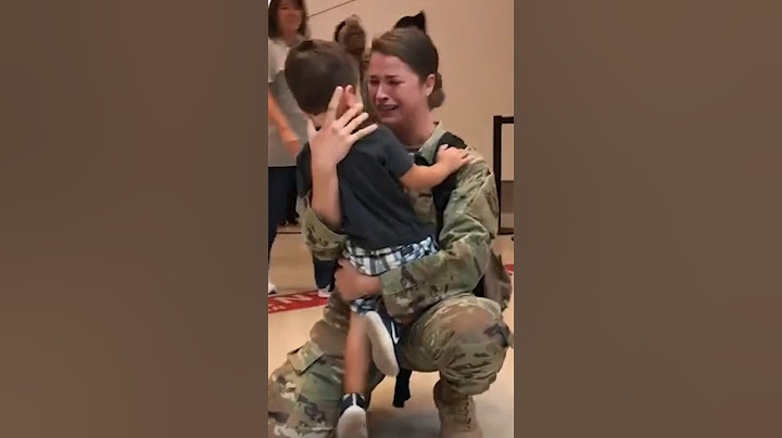 Military mom bursts into tears when reuniting with her son 🥹❤️
