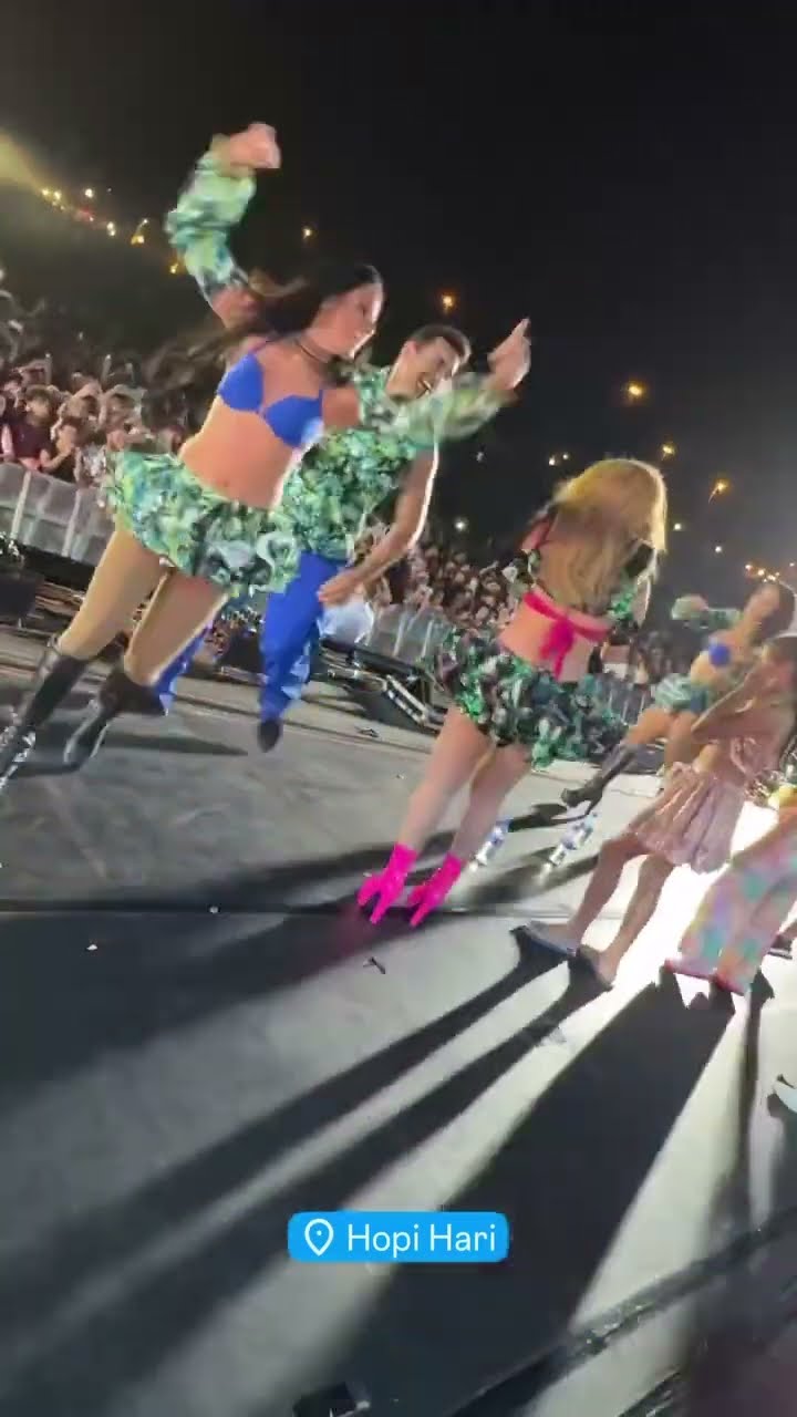 Crianças dançam no palco com Joelma