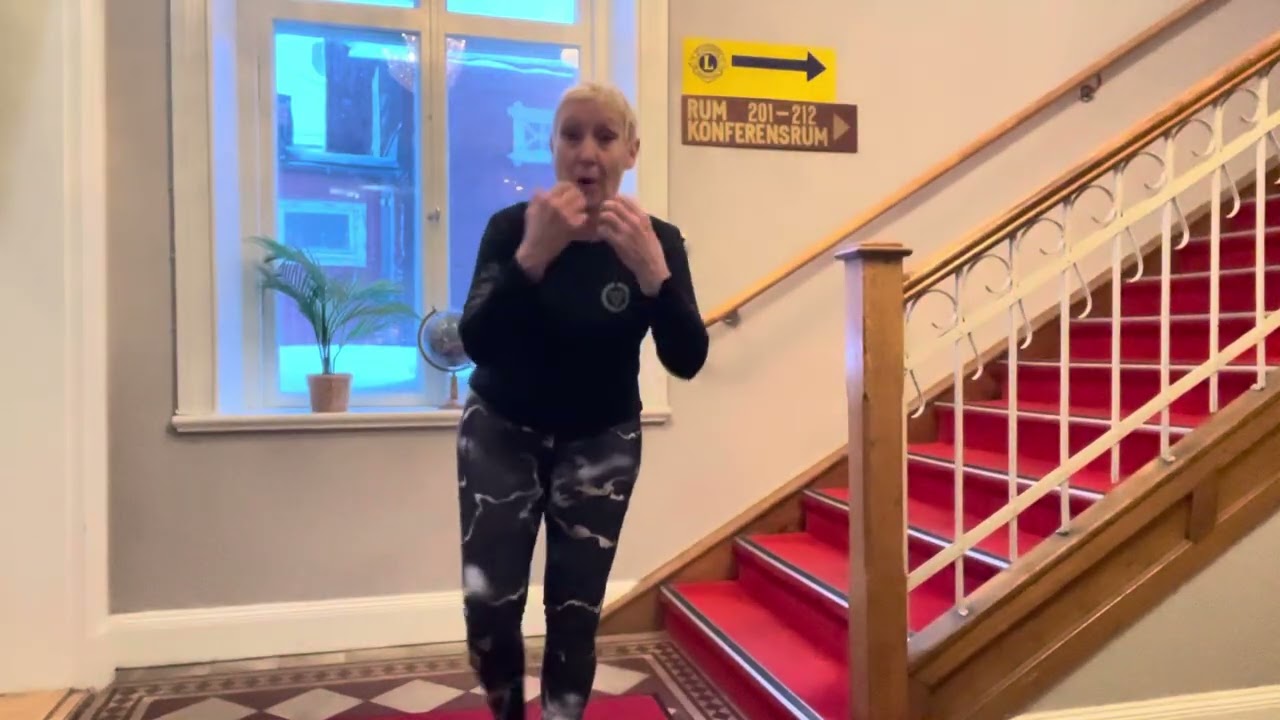 Benstyrka med hjälp av en trappa.