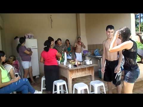 JOGANDO MICHELE NA PISCINA