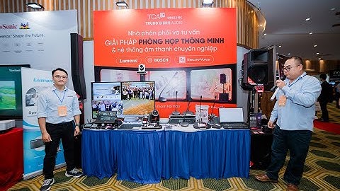 Đại diện TCA & Lumens Việt Nam giới thiệu gian hàng tại AV Connect Hà Nội 2025