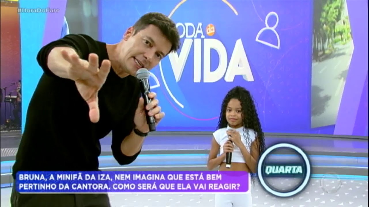 Mini fã da Iza canta no palco do programa e conhece a cantora