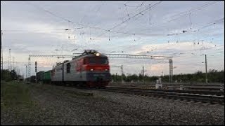 Электровоз ВЛ10-736 с грузовым поездом