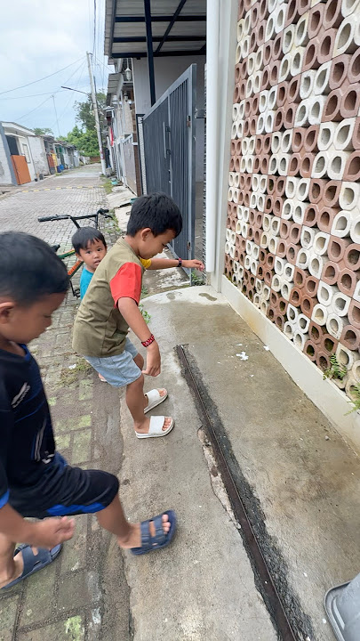 Kakaabil and his friends playing on the slide 😂😂 #videoshort