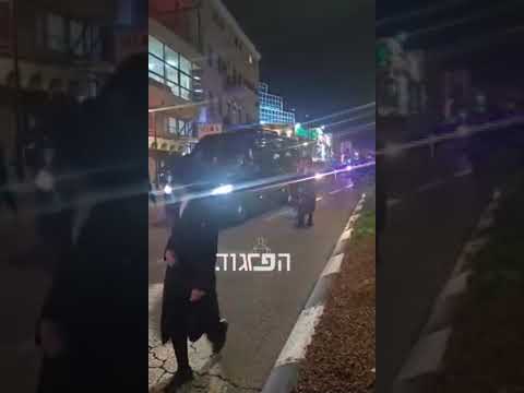 השיירה של האדמור מבעלזא בדרך לציון אביו בטבריה ...
