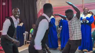 Praising session by Min Immy@ Anointed soul winners ministries international Fort Portal City. screenshot 5