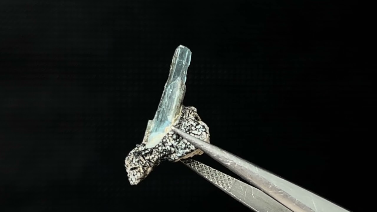 ベトナム・タインホア産アクアマリン柱状結晶原石（長石/ブラック