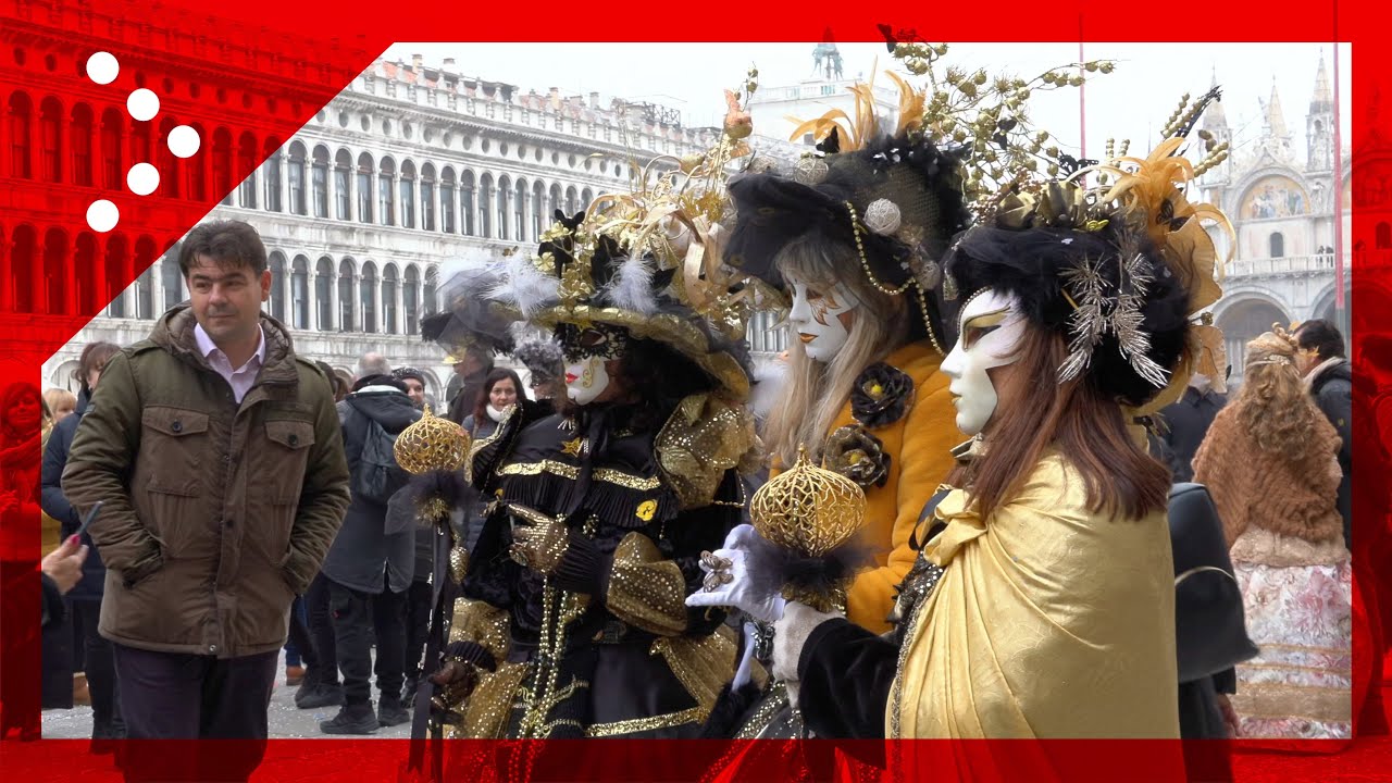 Carnevale di Venezia, pienone di turisti a Piazza San Marco: la polizia regola i flussi
