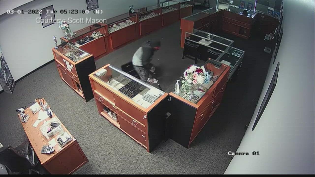 Masked thieves caught stealing jewelry on camera - YouTube