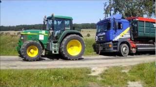 John Deere 6610 zieht LKW aus Straßengraben