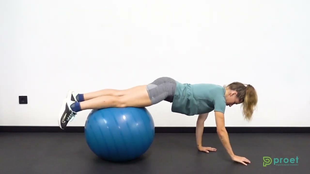 Mujer Sentada En Una Pelota De Pilates Con Una Toalla En El Hombro