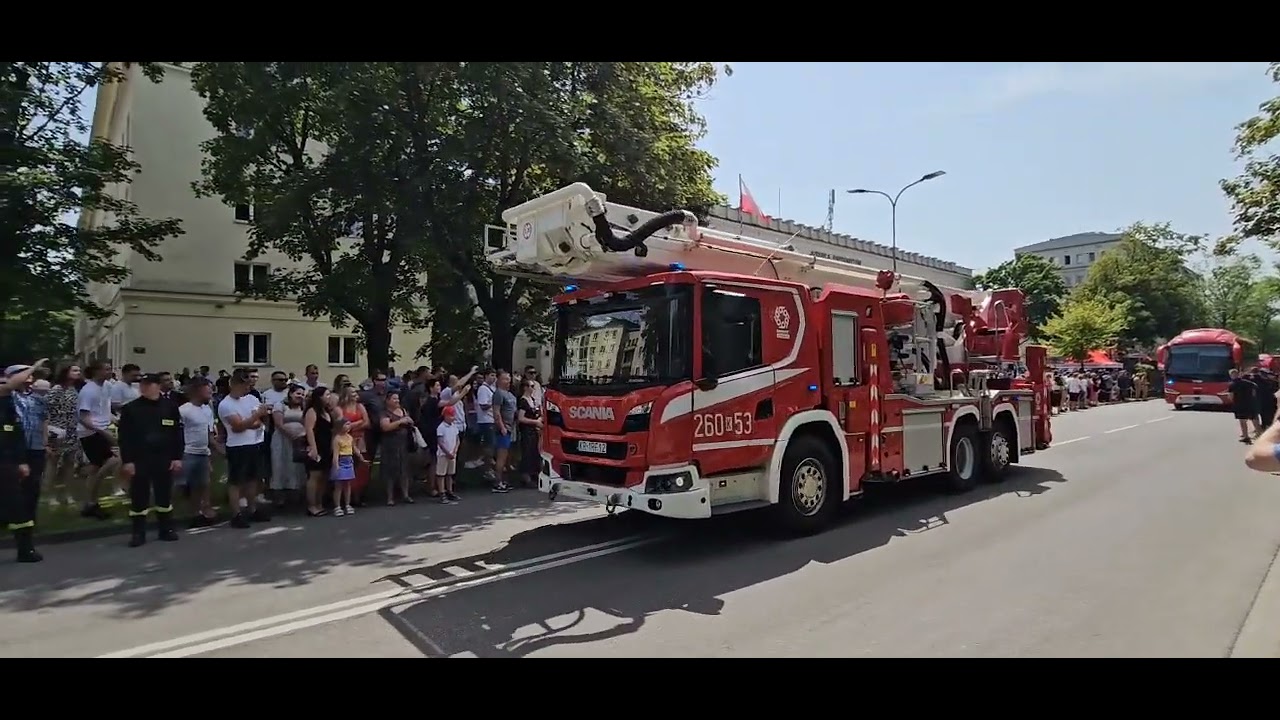 Promocja Absolwentów SA PSP w Krakowie 2024 defilada Piesza i zmotoryzowana