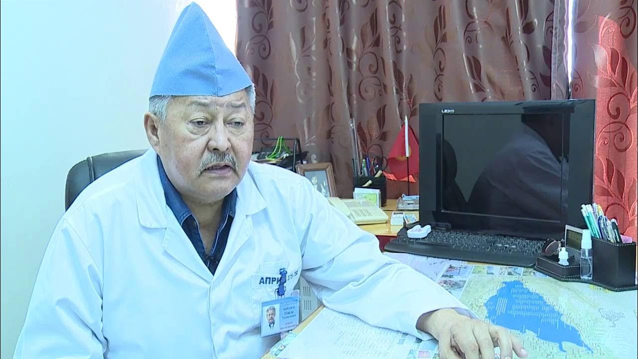 Доктор киргизов. Врач Мамбет Мамакеев. Врачи Кыргызстан. Киргизский врач. Хирург Кыргызстан.