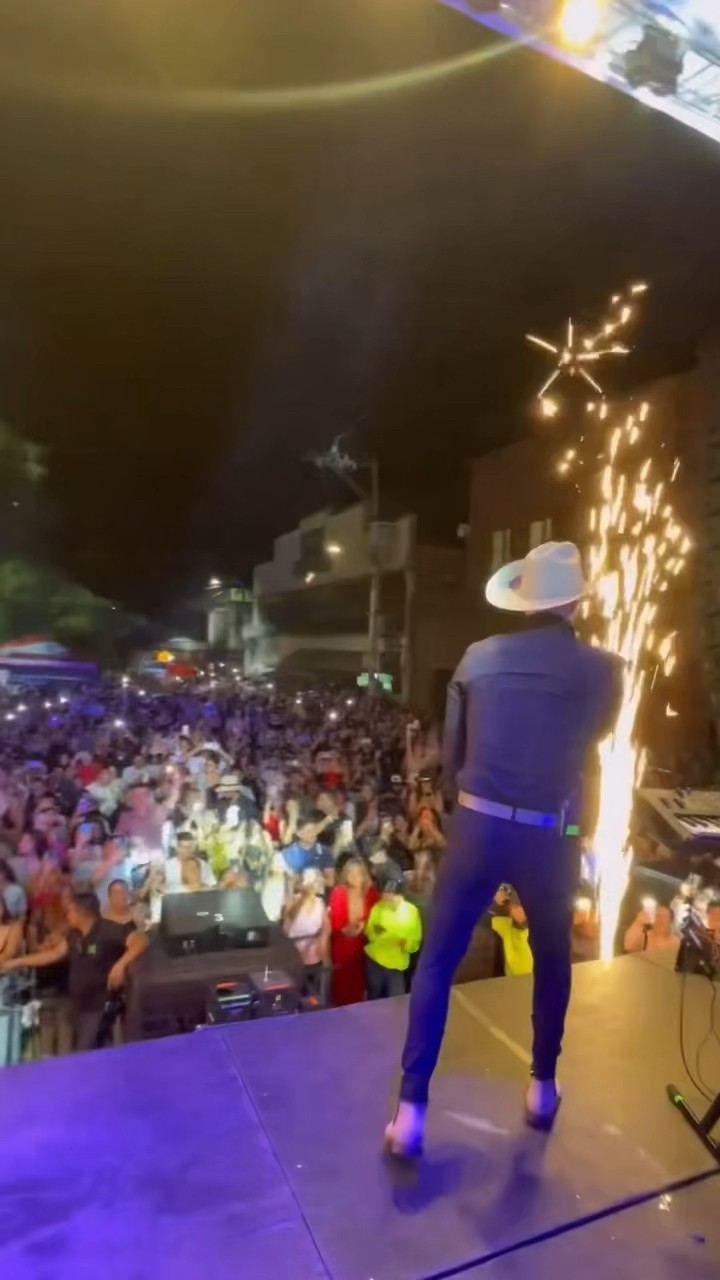 Primera vez cantando Tequila Con Cerveza con mi gente linda ? Una belleza
