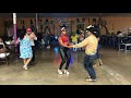 Tienes que ver como baila la del Vestido azul (celeste) y el compa de la gorra roja! impresionante