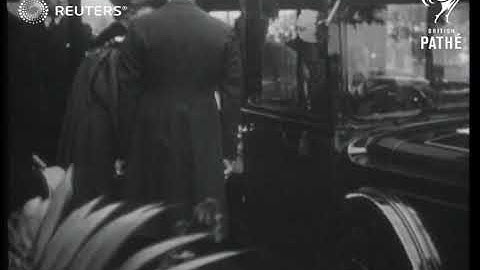 De koningin onthult de King George V-speelvelden in Hereford (1937)