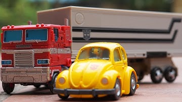 Bumblebee MP-45 VS Optimus Earthrise (Transformers Stop Motion) Robot In The Summertime!