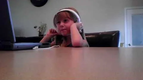 Adorable 4 year old singing "Call Me Maybe"