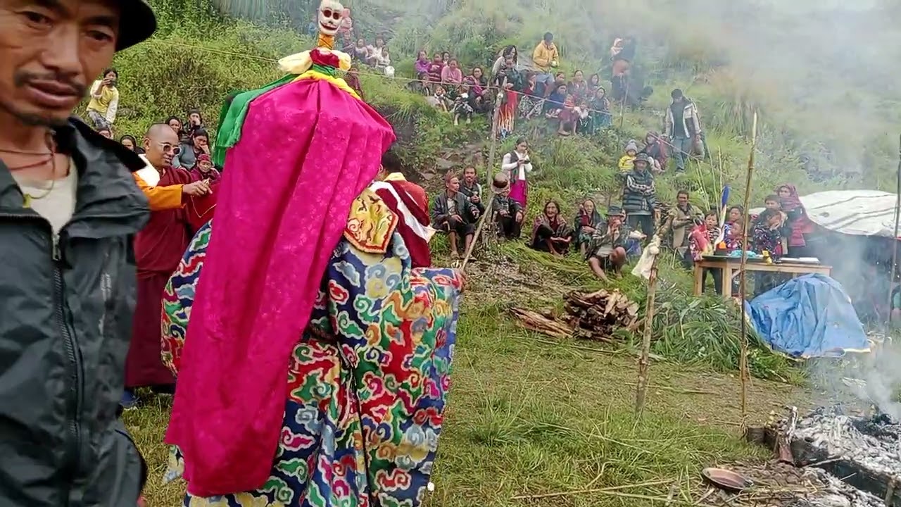 लामा नाच्दै....