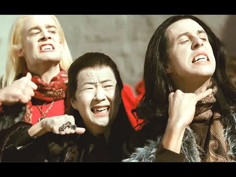 女孩被吸血鬼咬后，男友就拿出随身携带的吸管，帮她解毒