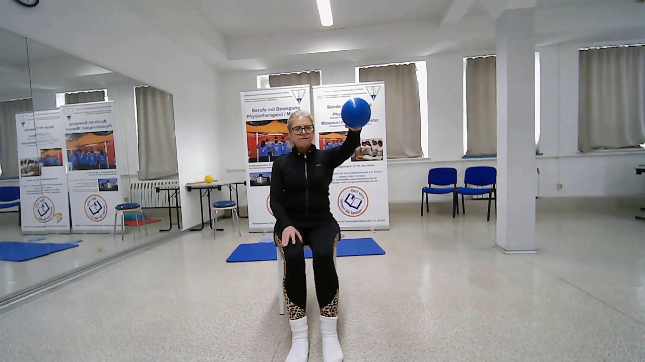 Physiotherapie Übungen in der Gruppe auf dem Hocker mit Ball  1. Teil