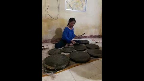 Nghệ nhân Đinh Thị Tâm độc tấu chiêng lênh CaDong Sơn Tây, Quảng Ngãi