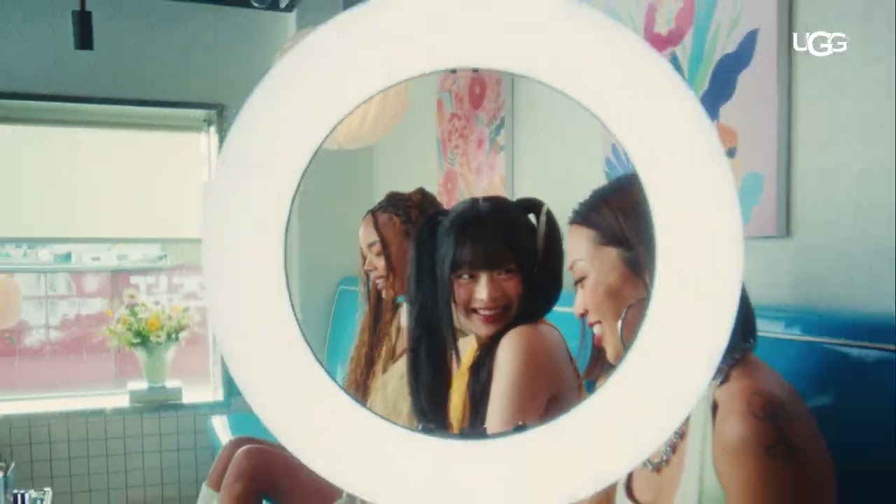 UGG® SS25キャンペーン 「UGG Icons Reimagined」 Feat. HANNI, Jenny