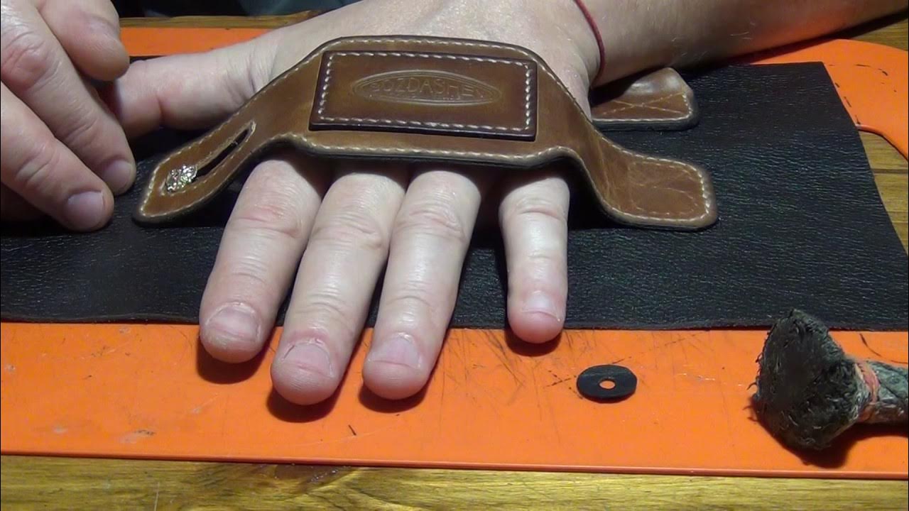 что кожаный делает. пошив из кожи портмоне. натуральная кожа для производства обуви. изделия из кожи. инструмент для нанесения краски на урез кожи.