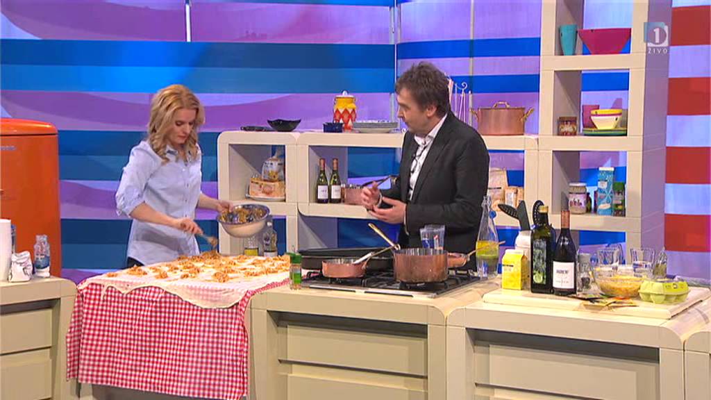 Valentina: Jabolčni zavitek, goveji zrezki in pomfrit