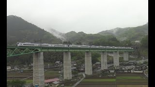 撮影スポットの中央本線新桂川橋梁を通過する特急あずさE353系