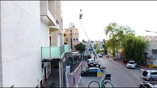 דייויד טויב על מנוף משמח מהחלונות את הקשישים השוהים בבידוד