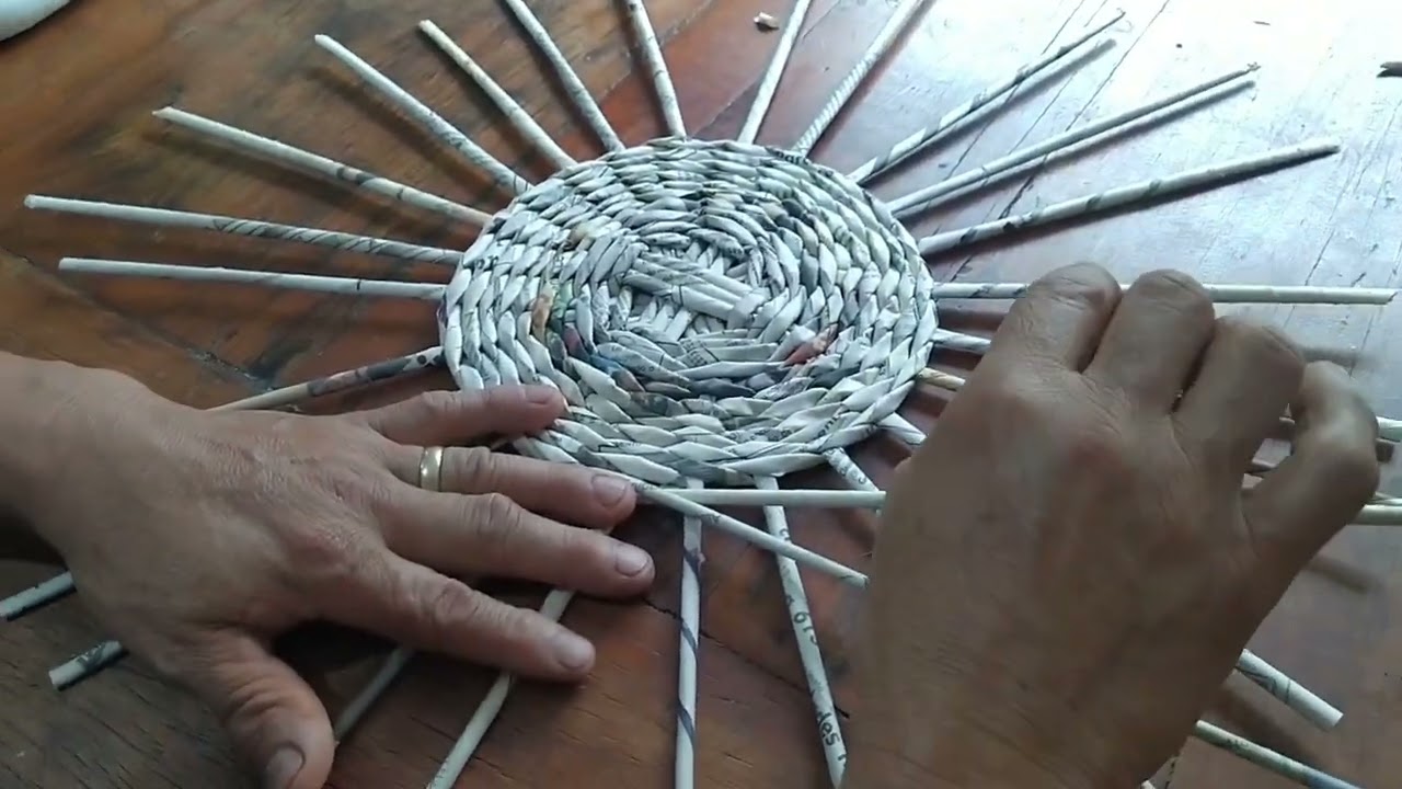 Cesta com canudos de jornal p quem está começando#artesanato  #periódico #reciclagem#art #artesania