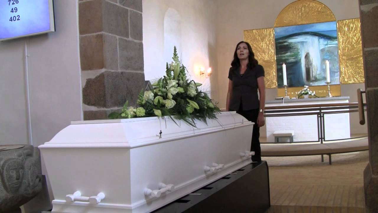 Jannie synger til Farmors begravelse