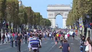 "Journée sans voiture": piétons et vélo sur les Champs-Elysées